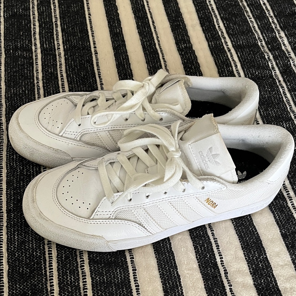 Adidas Nora sneaker